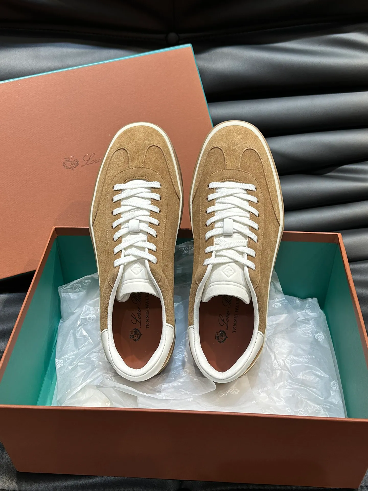 p420 Men's Shoes New 🆕Lp Old Money Style Men's Low-top Casual Tennis Shoes Loro Piana's high-end series has launched sports shoe styles made of soft cowhide. The breathable properties and flexible texture of natural materials make the sneakers both functional and comfortable. The high-quality metal-free tanning and tumble process highlights the natural texture of the leather, while the camel-colored sole and white rubber trim create a double-layer sole effect, making it an everyday shoe that can easily create a lazy and casual style! Size: 39-44 (45, 46 customized